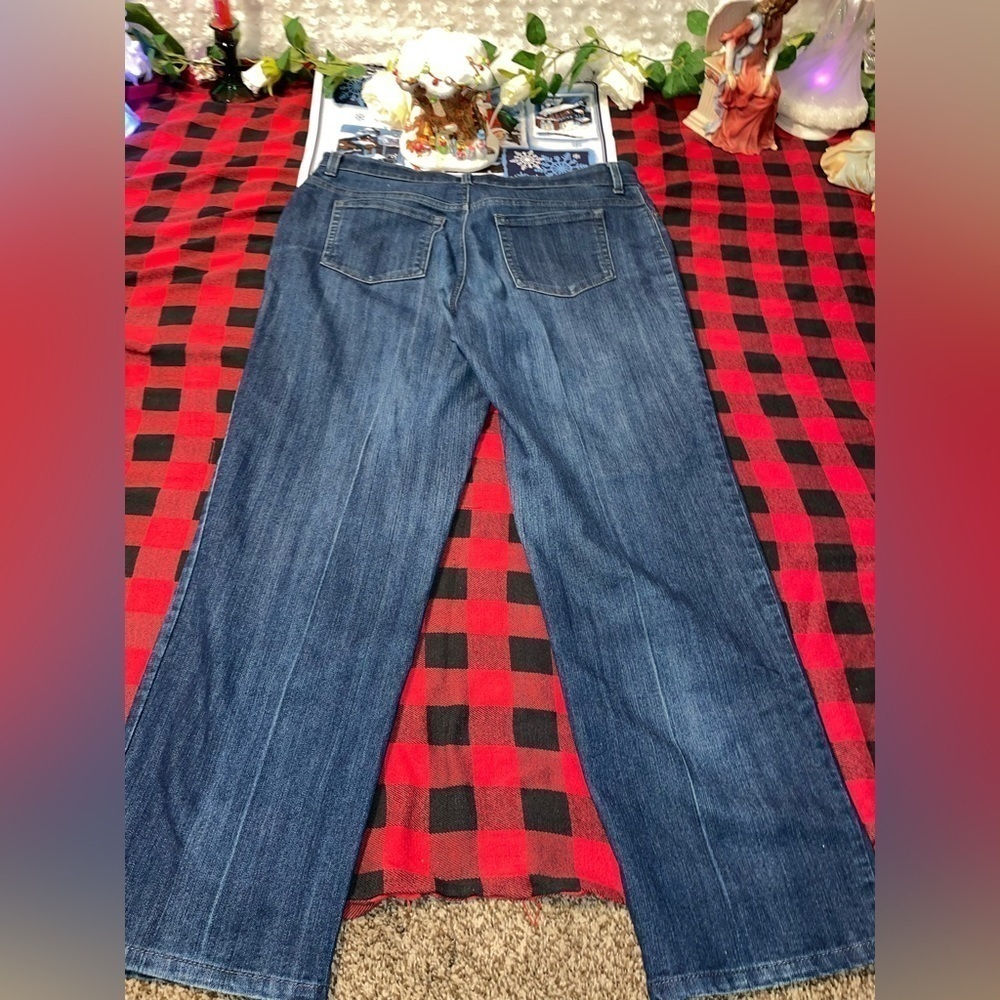 Pre-loved Gloria Vanderbilt Size 12 Amanda Straight Leg Jeans! - Picture 3 of 7